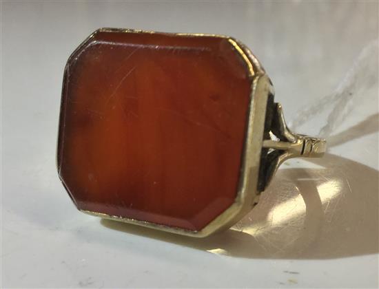 Yellow metal signet ring, vacant carnelian matrix